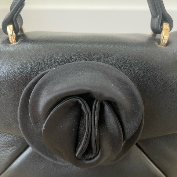 Elegant Black Handbag with Floral Accent - Picture 4 of 12